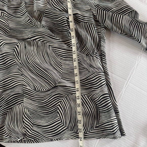 Trina Turk Black and White 100% Silk Swirl Blouse Size Small - Picture 11 of 16